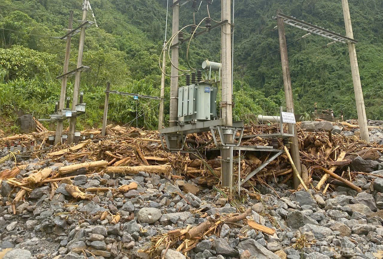 Tổng thiệt hại về thiết bị và doanh thu Nhà máy Thủy điện Làng Bằng khoảng 80 tỷ đồng. baolaocai-br_t2.jpg