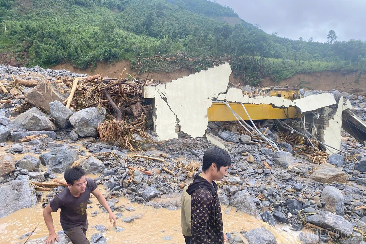 Nhà máy Thủy điện Làng Bằng bị vùi lấp hoàn toàn. baolaocai-br_t1.jpg
