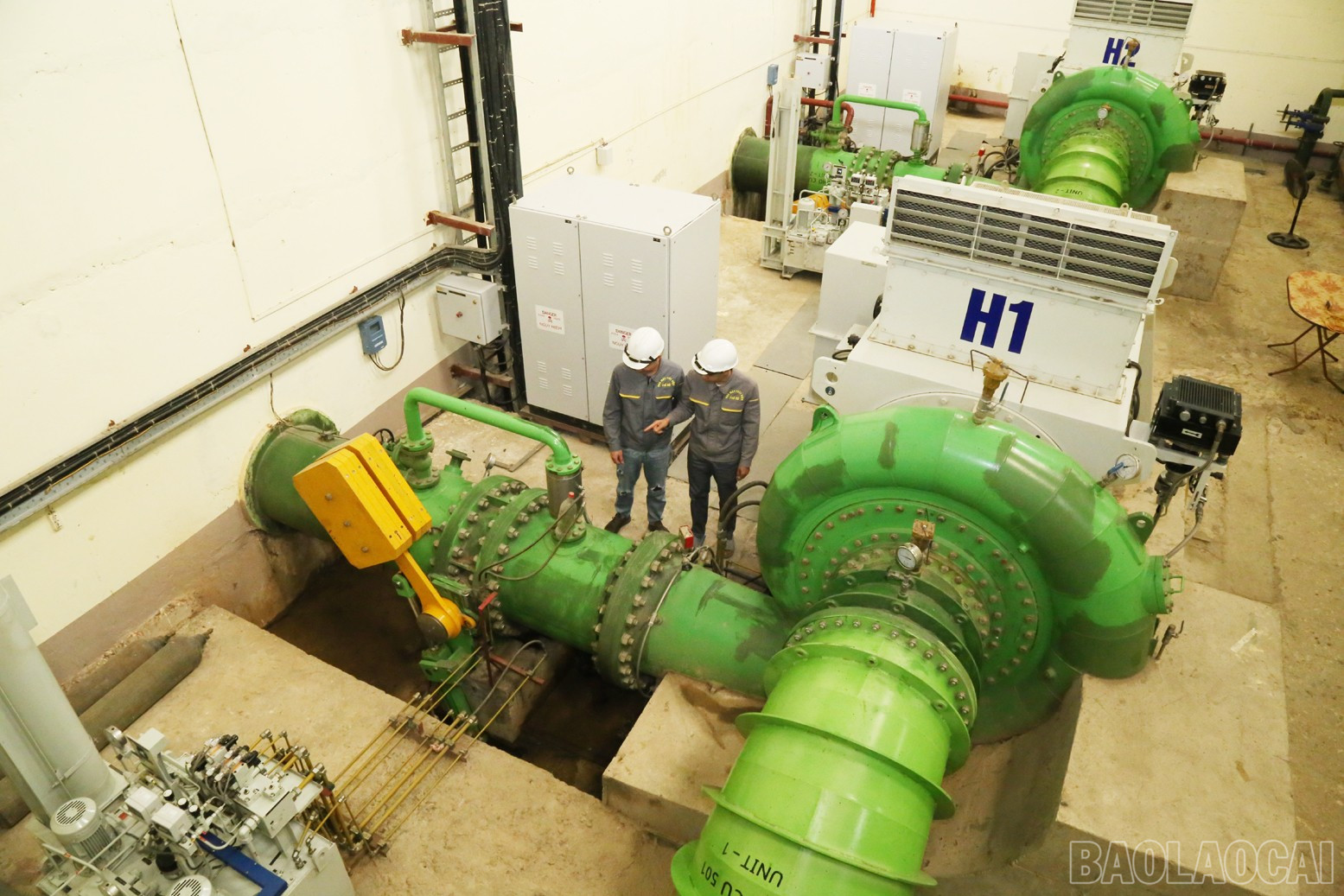 Kiểm tra thiết bị của nhà máy thủy điện, đảm bảo vận hành an toàn. baolaocai-br_t20.jpg
