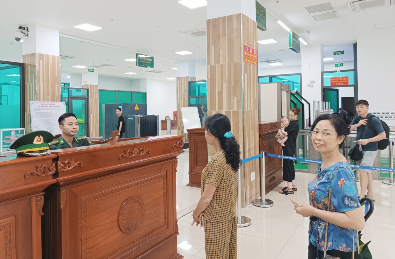 Lực lượng chức năng vẫn duy trì quân số bảo đảm phục vụ cho hoạt động xuất - nhập cảnh. A2.jpg