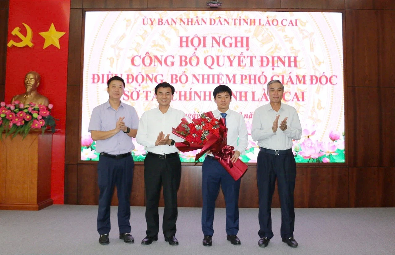 Lãnh đạo thành phố Lào Cai tặng hoa chúc mừng đồng chí Nguyễn Văn Hiệp được bổ nhiệm cương vị công tác mới.