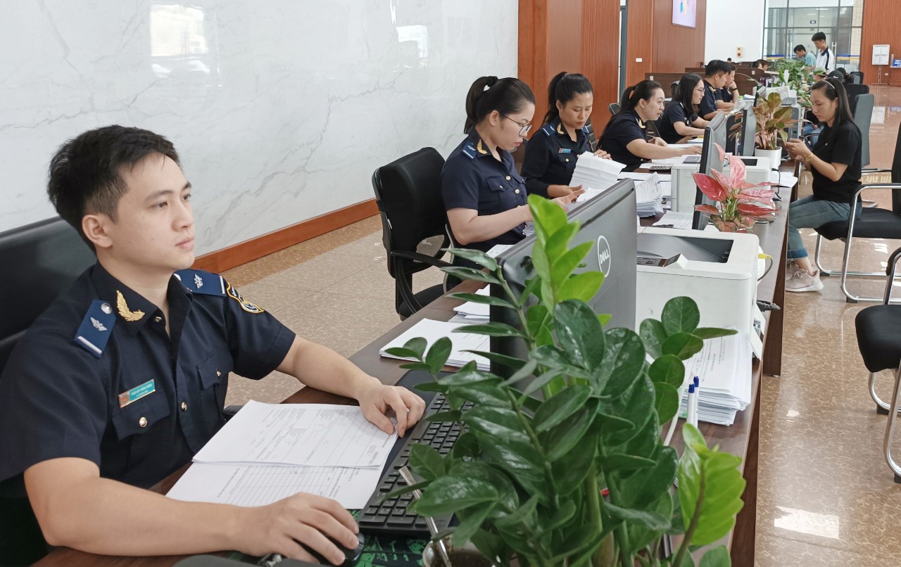 Cán bộ hải quan tiếp nhận và làm thủ tục hải quan cho doanh nghiệp. H1.jpg