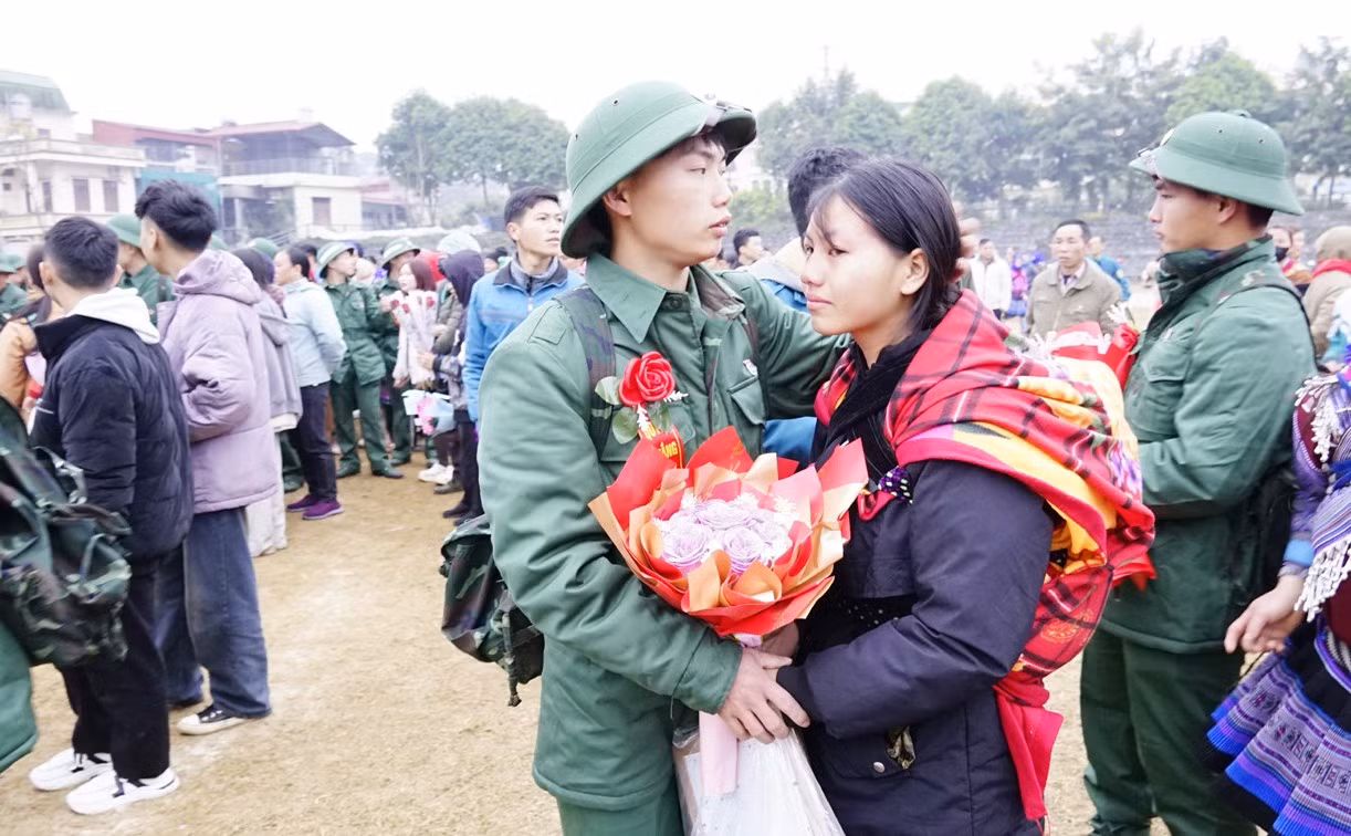 Người thân bịn rịn chia tay tân binh.