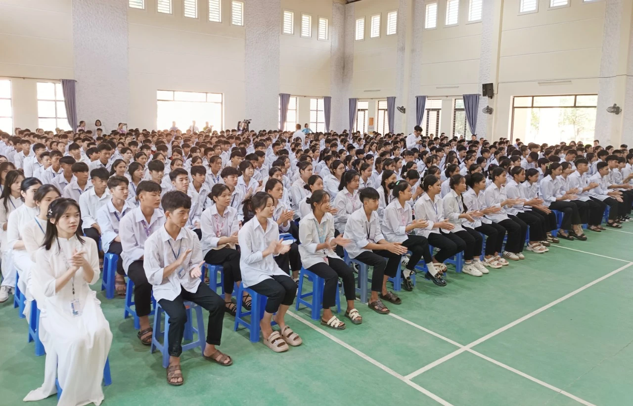 Trường THPT số 2 huyện Mường Khương chào đón 187 học sinh lớp 10 nhập học.