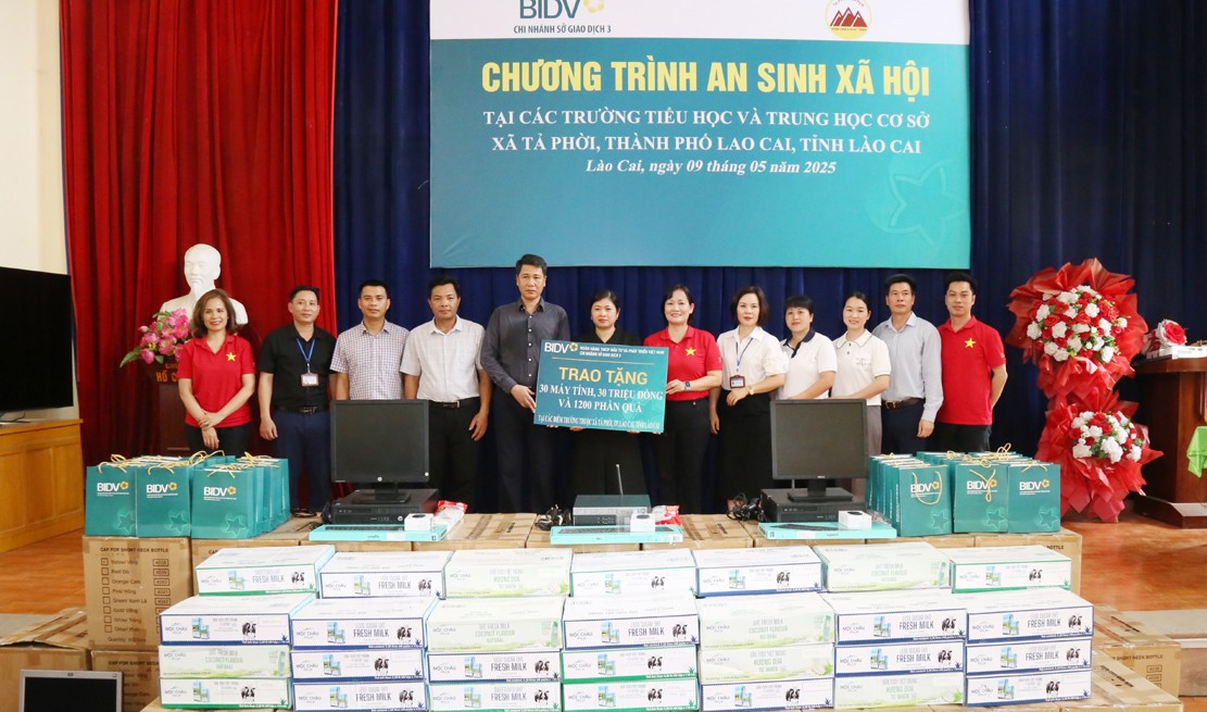 Trao tặng 30 bộ máy tính cho các trường học tại xã Tả Phời. t2.jpg