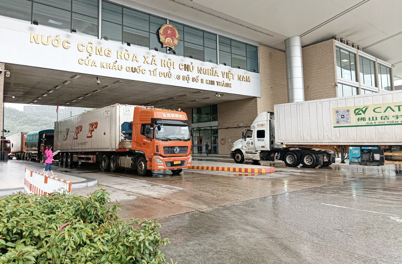 Trung bình mỗi ngày có gần 500 xe hàng xuất - nhập khẩu được làm thủ tục thông quan. T6.jpg
