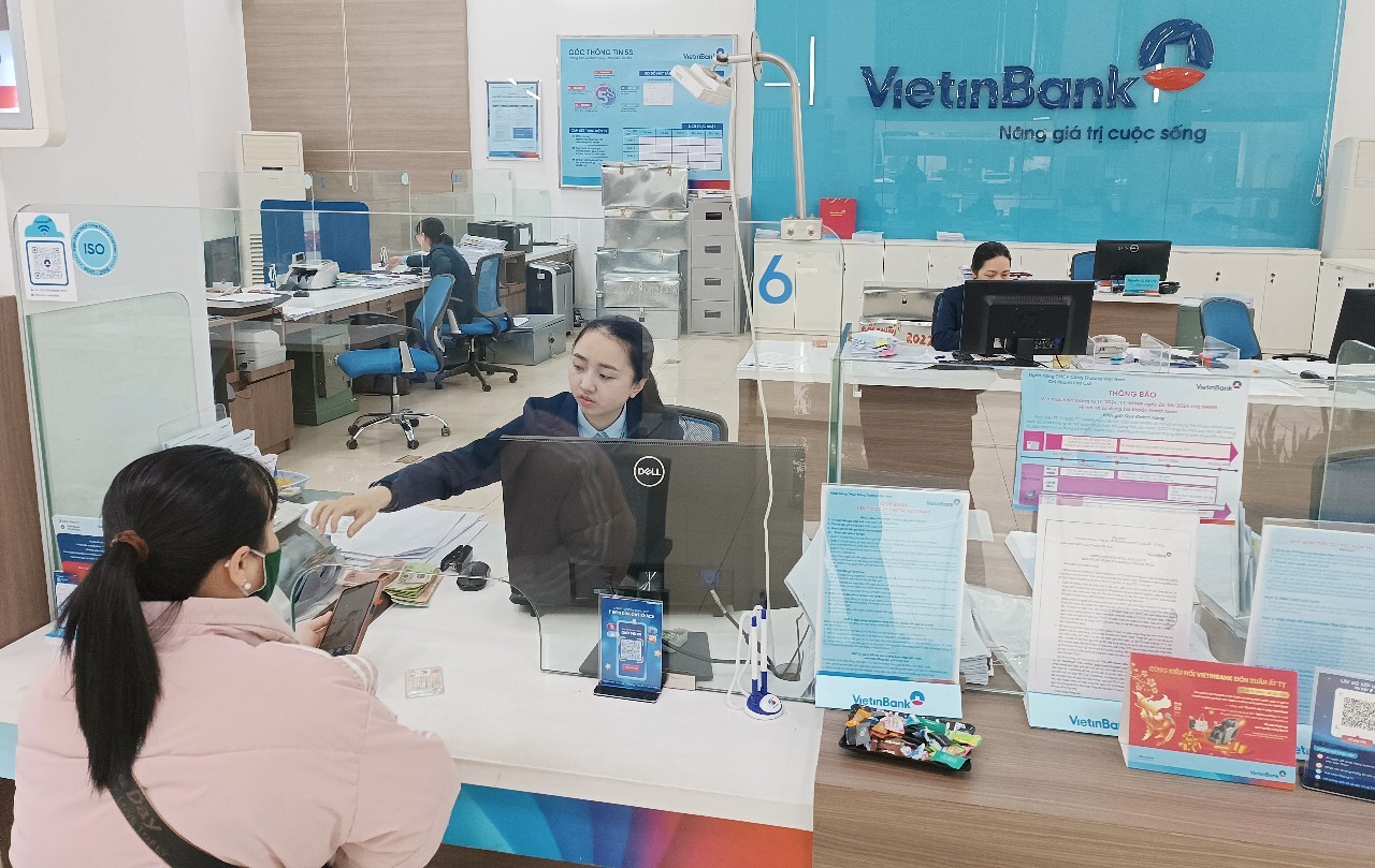 VietinBank Lào Cai tiếp tục tư vấn, hỗ trợ khách hàng cài đặt sinh trắc học qua các kênh quầy để đảm bảo 100% khách hàng mở tài khoản tại VietinBank được sinh trắc học. t4.jpg