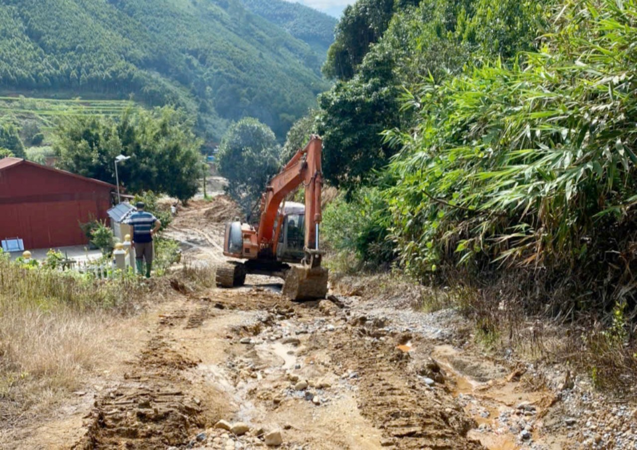 Khắc phục các điểm sạt lở trên tuyến đường vào thôn Nậm Tông. D1.jpg