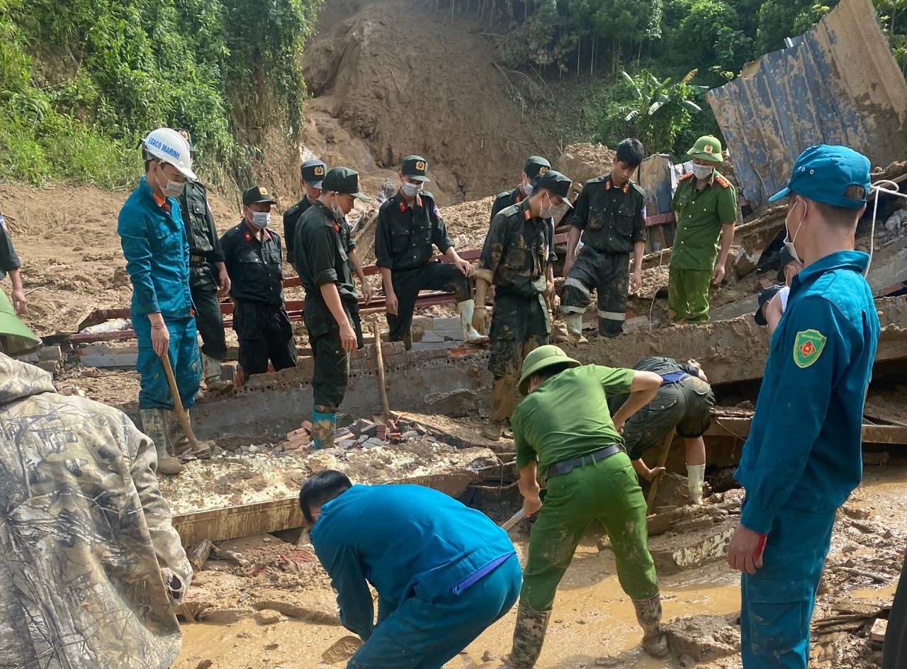 Lực lượng chức năng tìm kiếm người mất tích tại khu Nhà điều hành Thuỷ điện Đông Nam Á - Nậm Lúc. A4.jpg