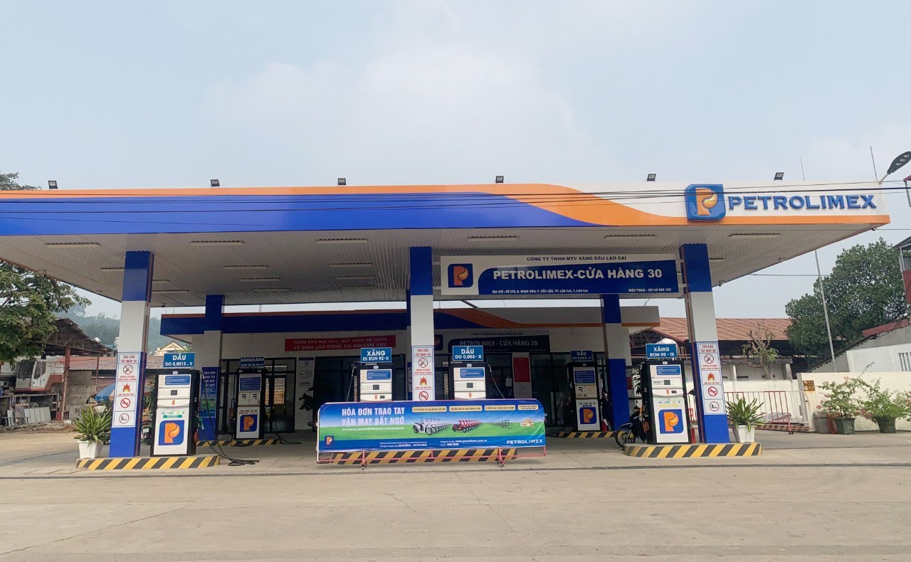 Khách hàng mua xăng, dầu tại các cửa hàng của Công ty Xăng dầu Lào Cai với hóa đơn từ 500.000 đồng trở lên sẽ có cơ hội trúng giải thưởng hấp dẫn. x1-4976.jpg