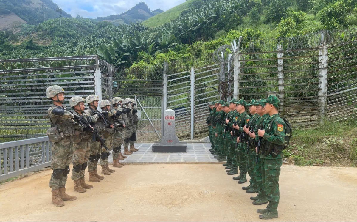 Lực lượng Biên phòng trao đổi thông tin trong cuộc tuần tra song phương. z7077217590432-6d289129ee03eb7f0fb2926a6896b938-521.jpg