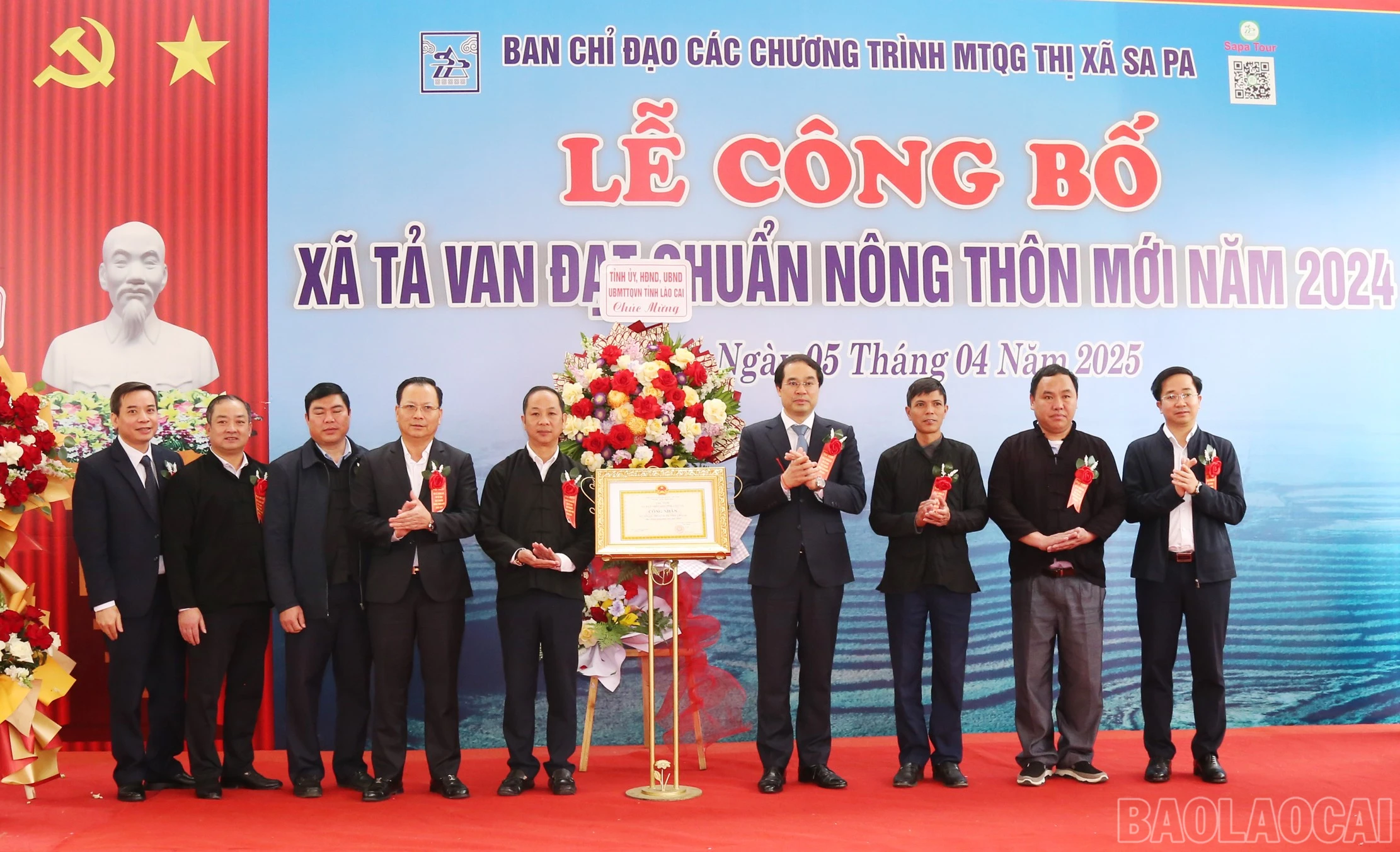 Các đồng chí lãnh đạo tỉnh chúc mừng Đảng bộ, chính quyền và Nhân dân xã Tả Van.