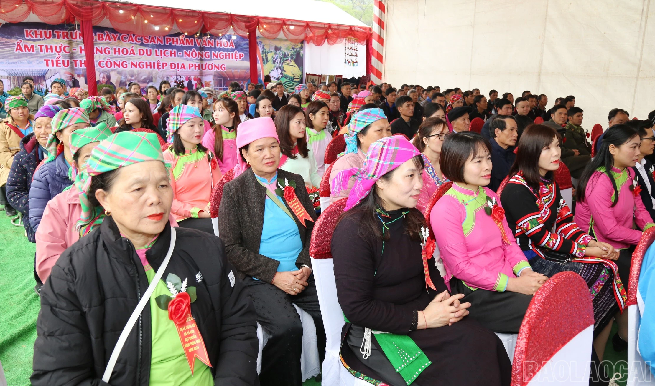 Đông đảo người dân đến dự.