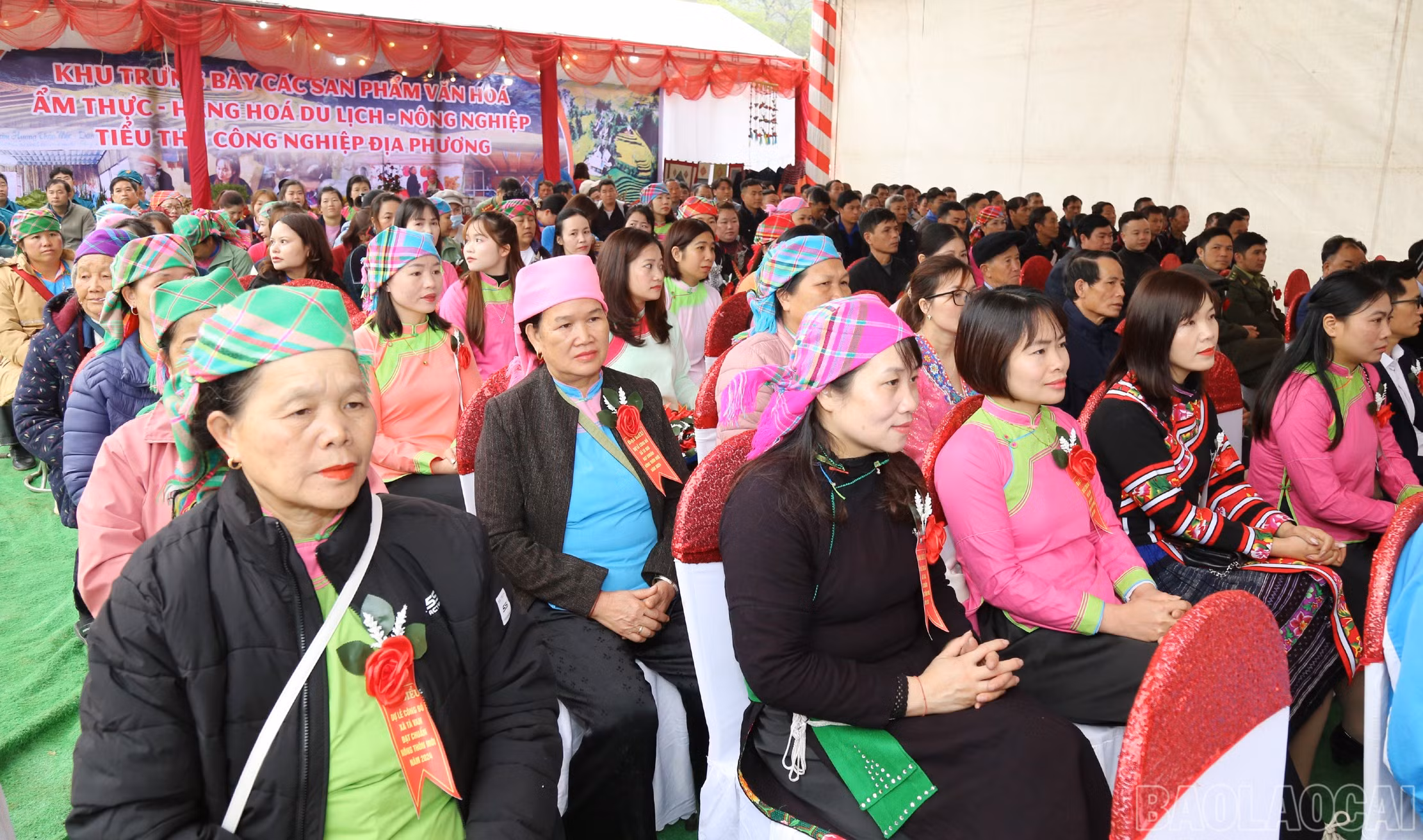 Đông đảo người dân đến dự.