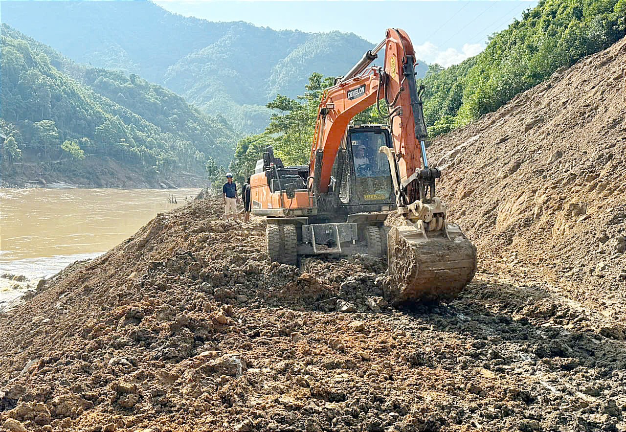 Máy xúc được huy động hót đất sạt sụt để thông đường. B55.jpg