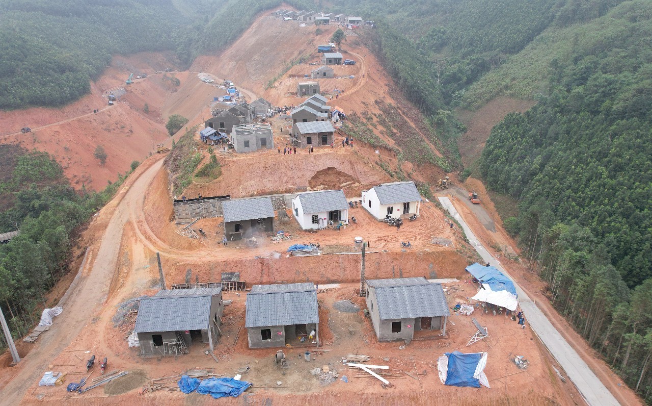 Các căn nhà mới đang được hoàn thiện. v4.jpg