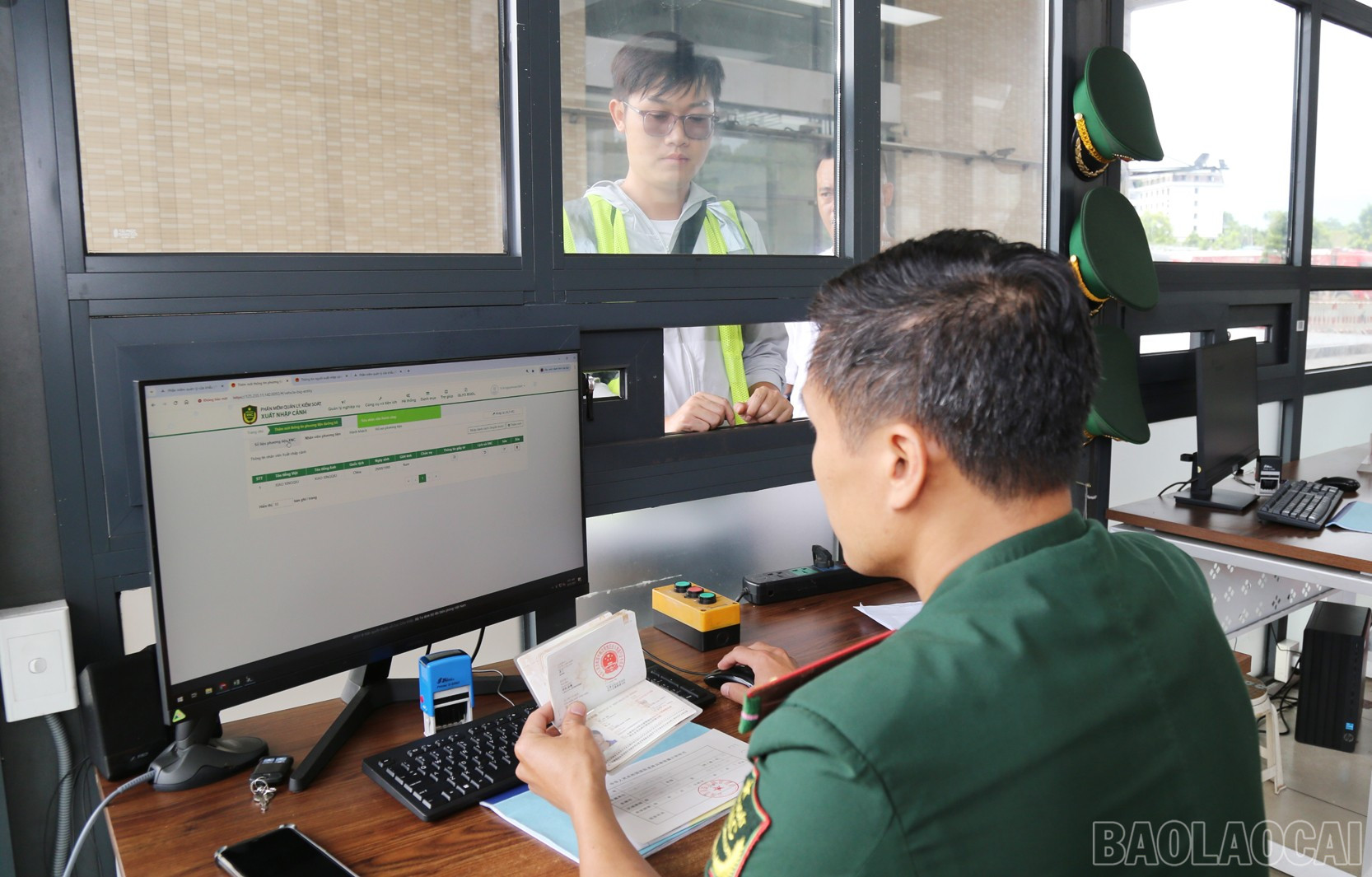 Làm thủ tục xuất - nhập cảnh cho lái xe tại cửa khẩu. baolaocai-br_b5.jpg