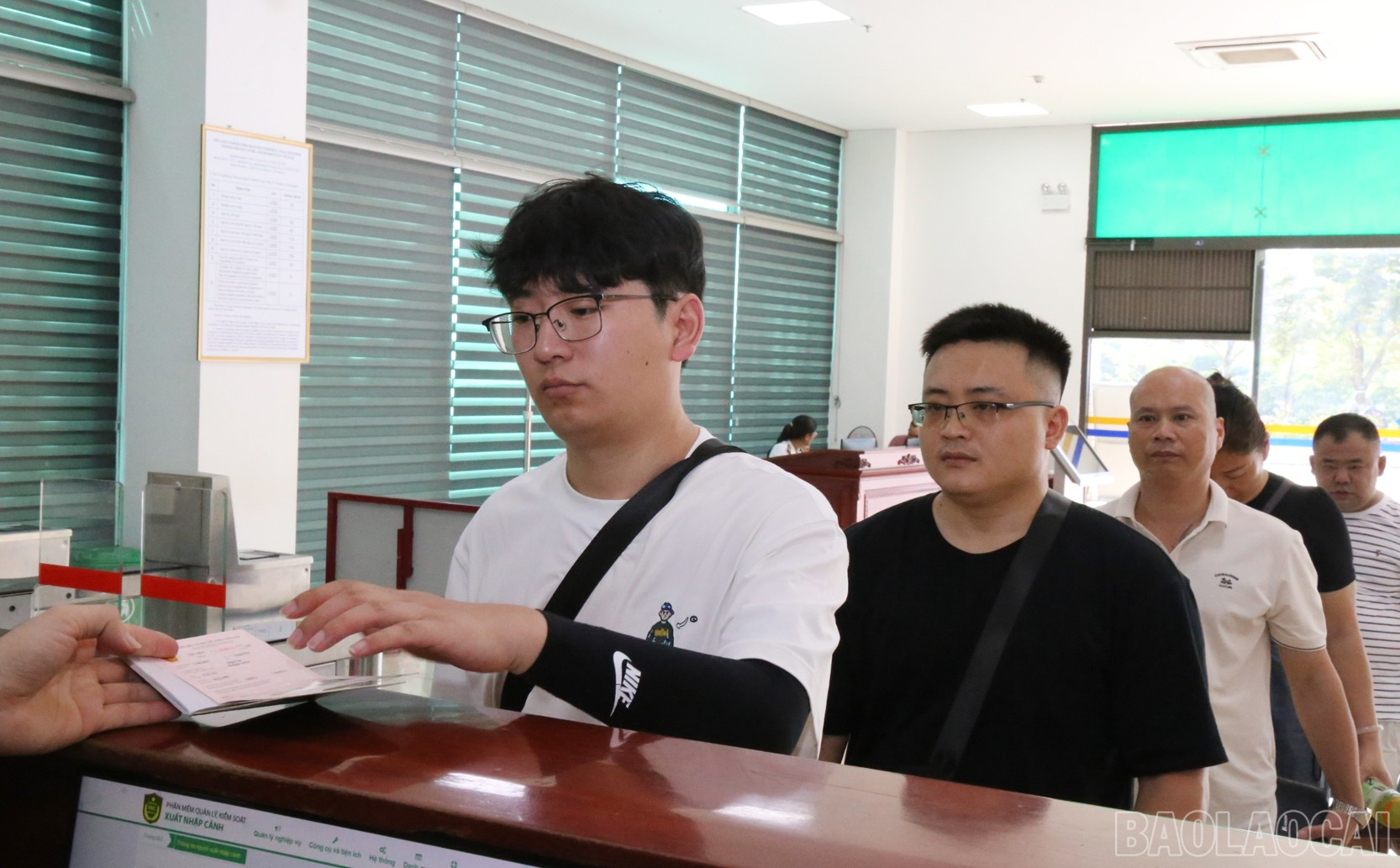 Công tác xuất-nhập cảnh thực hiện nhanh chóng, thuận lợi. baolaocai-br_b3.jpg