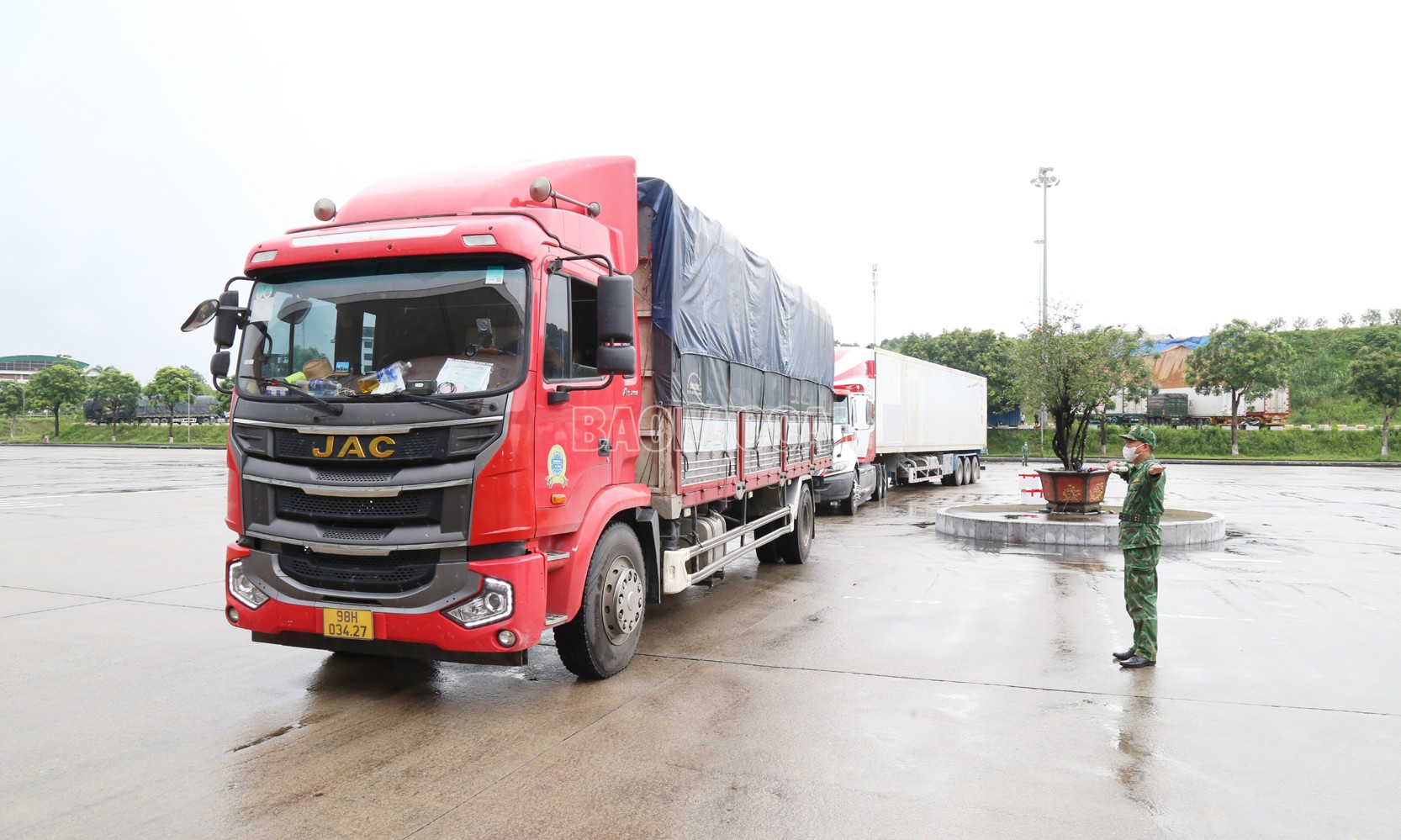 Lực lượng Biên phòng đảm bảo an ninh trật tự và điều tiết phương tiện tại Cửa khẩu Quốc tế đường bộ số II Kim Thành. baolaocai-c_b9.jpg