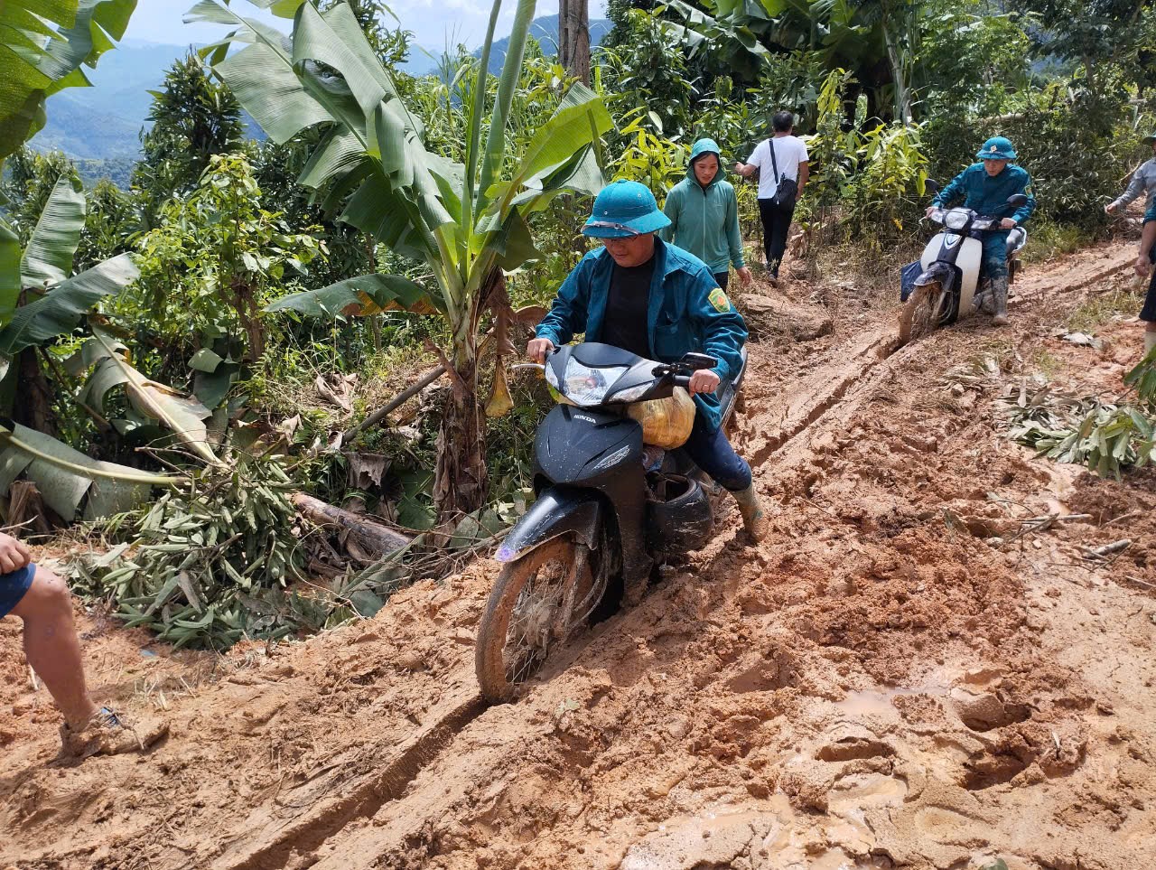 Đưa hàng hoá cứu trợ cho người dân vùng thiên tai. N25.jpg