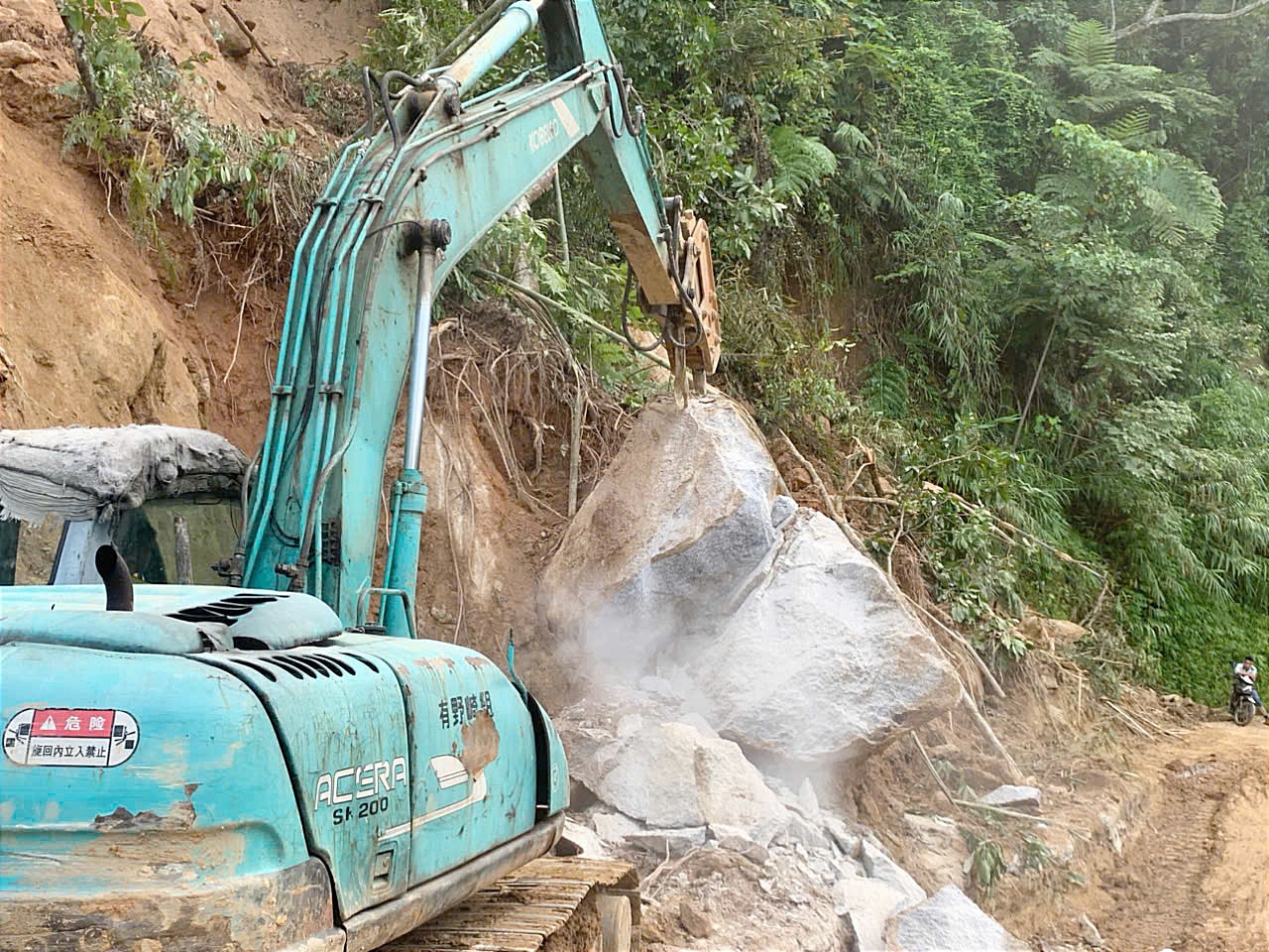 Nhiều tuyến giao thông liên thôn bị đứt gẫy. B2.jpg