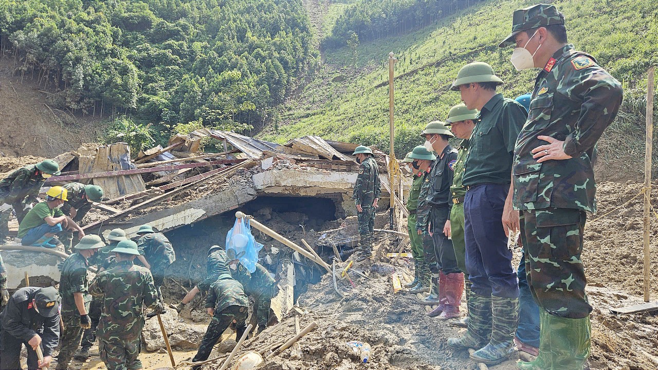 Phó Bí thư Thường trực Tỉnh uỷ Vũ Xuân Cường thị sát công tác tìm kiếm người mất tích tại Nậm Lúc. C6.jpg