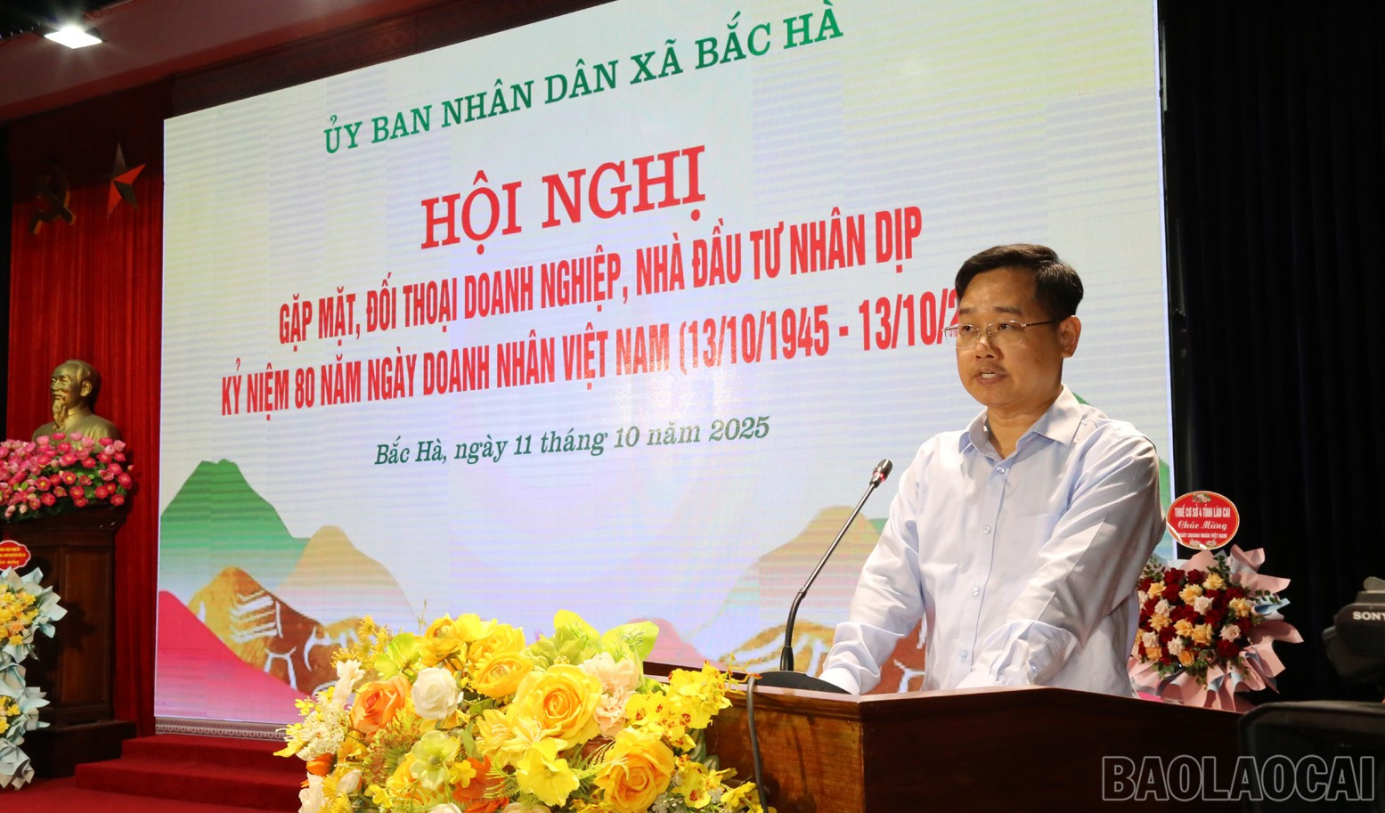 Đồng chí Nguyễn Duy Hòa - Bí thư Đảng ủy xã Bắc Hà thông tin về tình hình phát triển chung sau khi triển khai mô hình chính quyền địa phương 2 cấp. baolaocai-br_a6.jpg