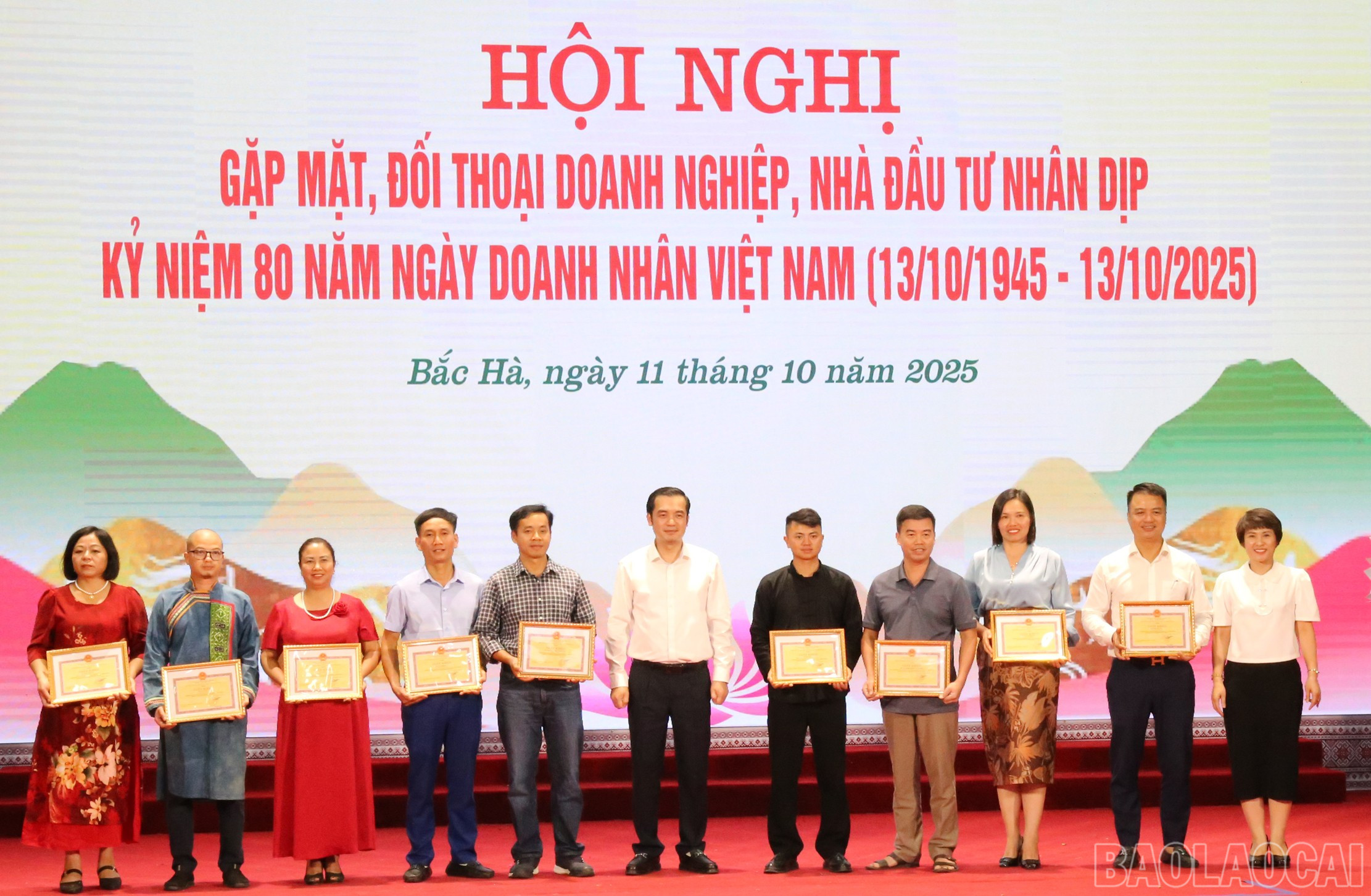 Khen thưởng các cá nhân. baolaocai-br_a2222.jpg