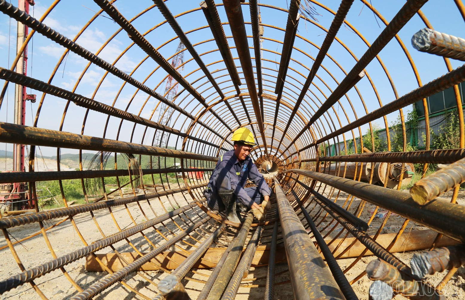 Việc thi công tuân thủ nghiêm quy trình kỹ thuật, đảm bảo an toàn lao động. baolaocai-br_a222.jpg