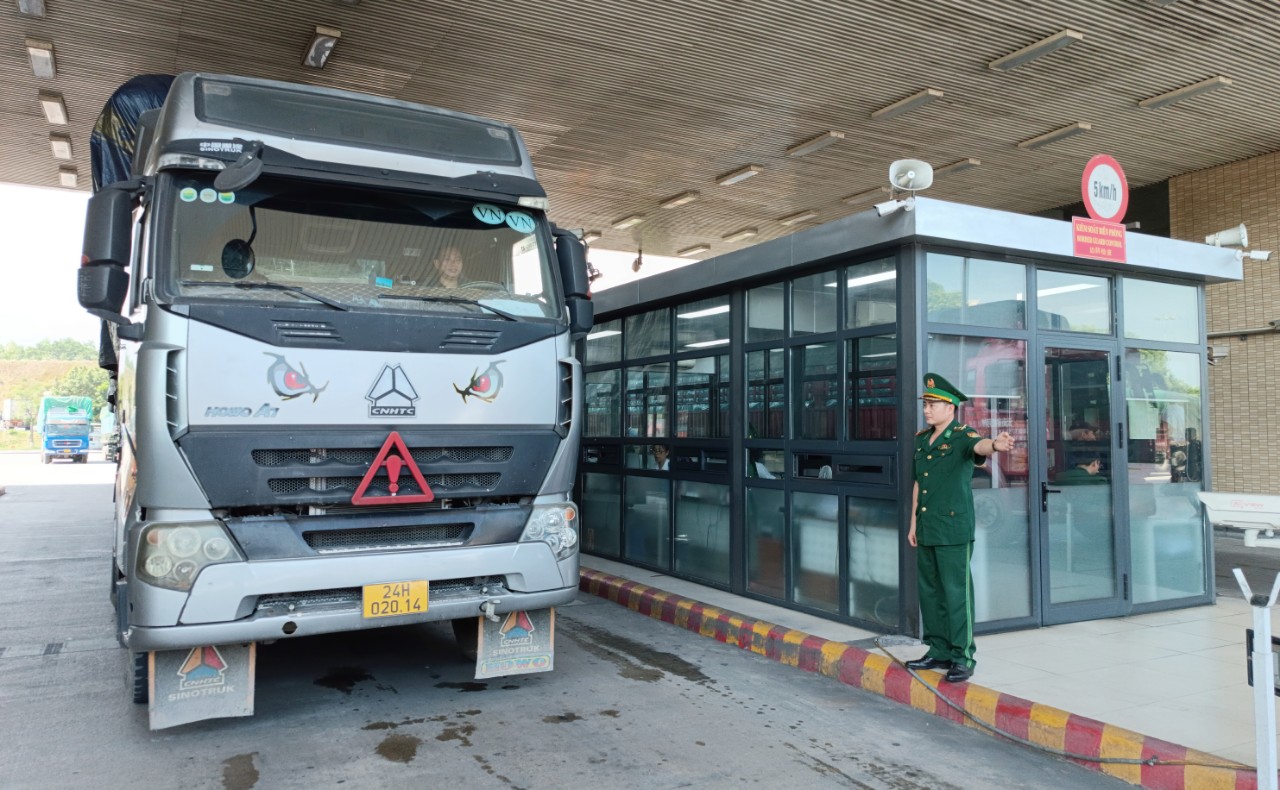 Lực lượng chức năng điều tiết phương tiện tham gia xuất - nhập khẩu hàng hóa tại Cửa khẩu Quốc tế đường bộ số II Kim Thành. H2.jpg