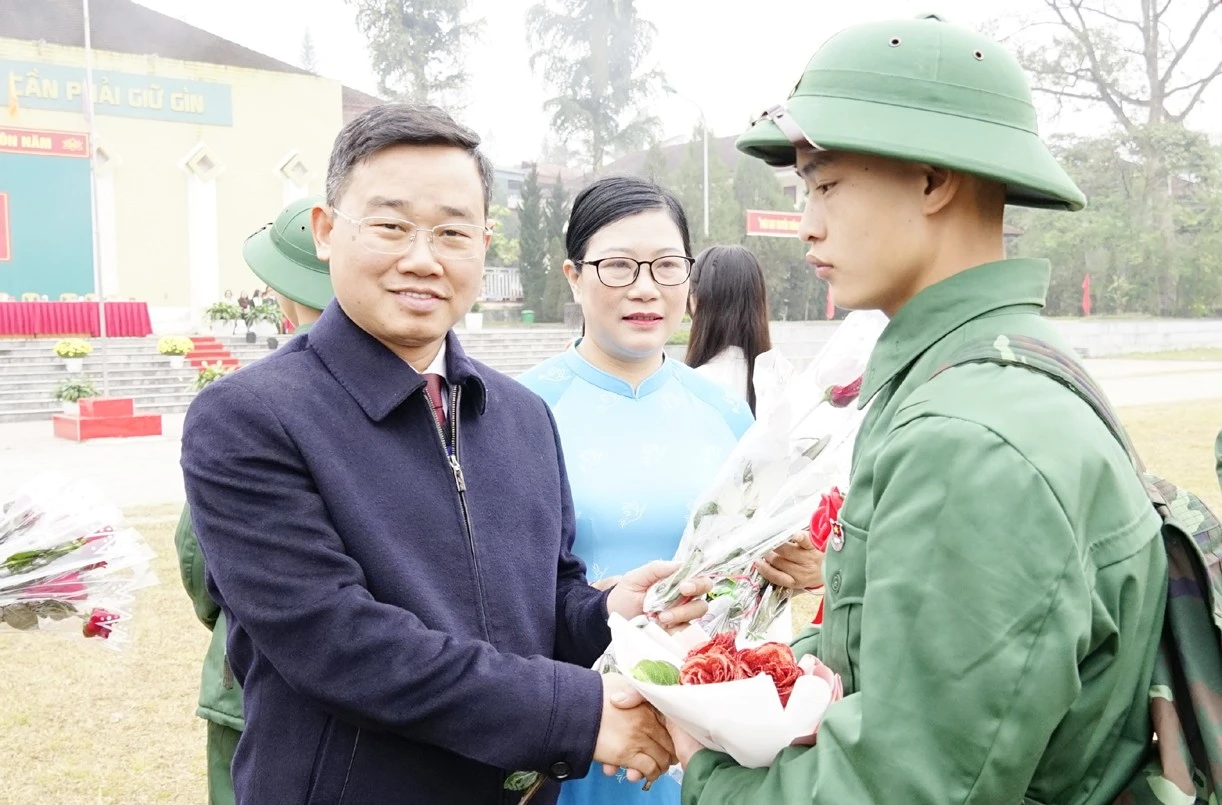 Lãnh đạo huyện tặng hoa, động viên tân binh.