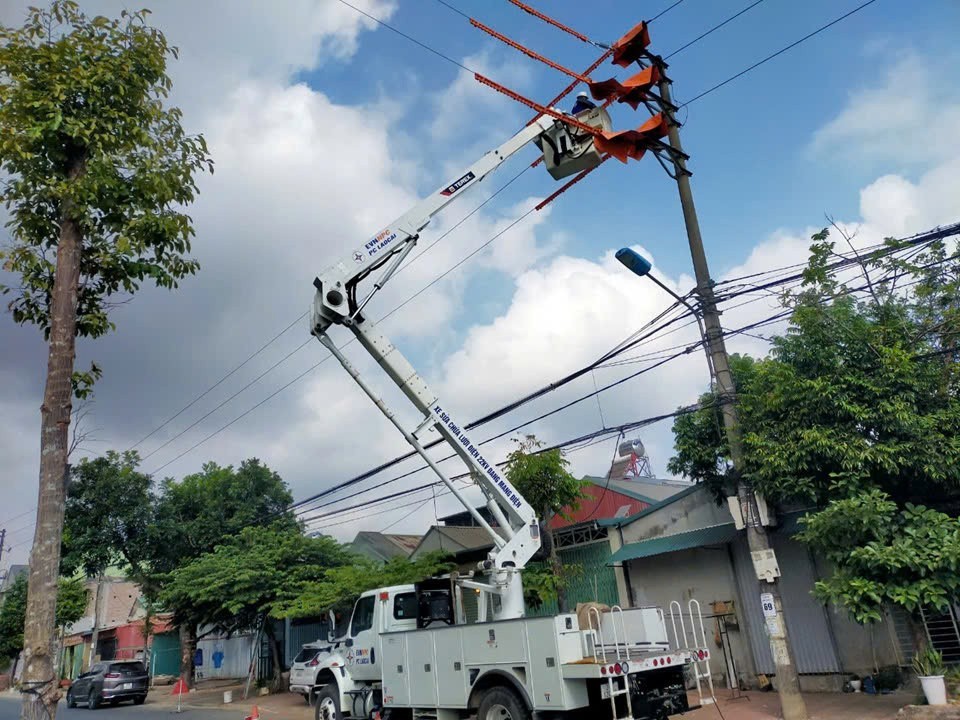 Công ty Điện lực Lào Cai sửa chữa, bảo dưỡng đường dây lưới điện. dien.jpg