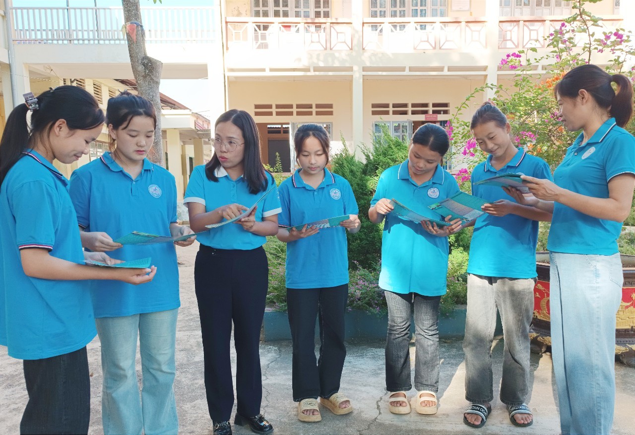Phát tờ rơi và hướng dẫn những kỹ năng phòng ngừa trên không gian mạng cho học sinh. th5.jpg