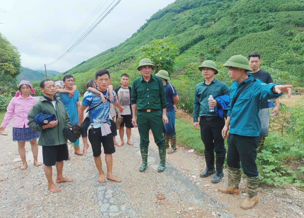Thăm hỏi, động viên các gia đình có người chết, mất tích và bị thương. A5.jpg