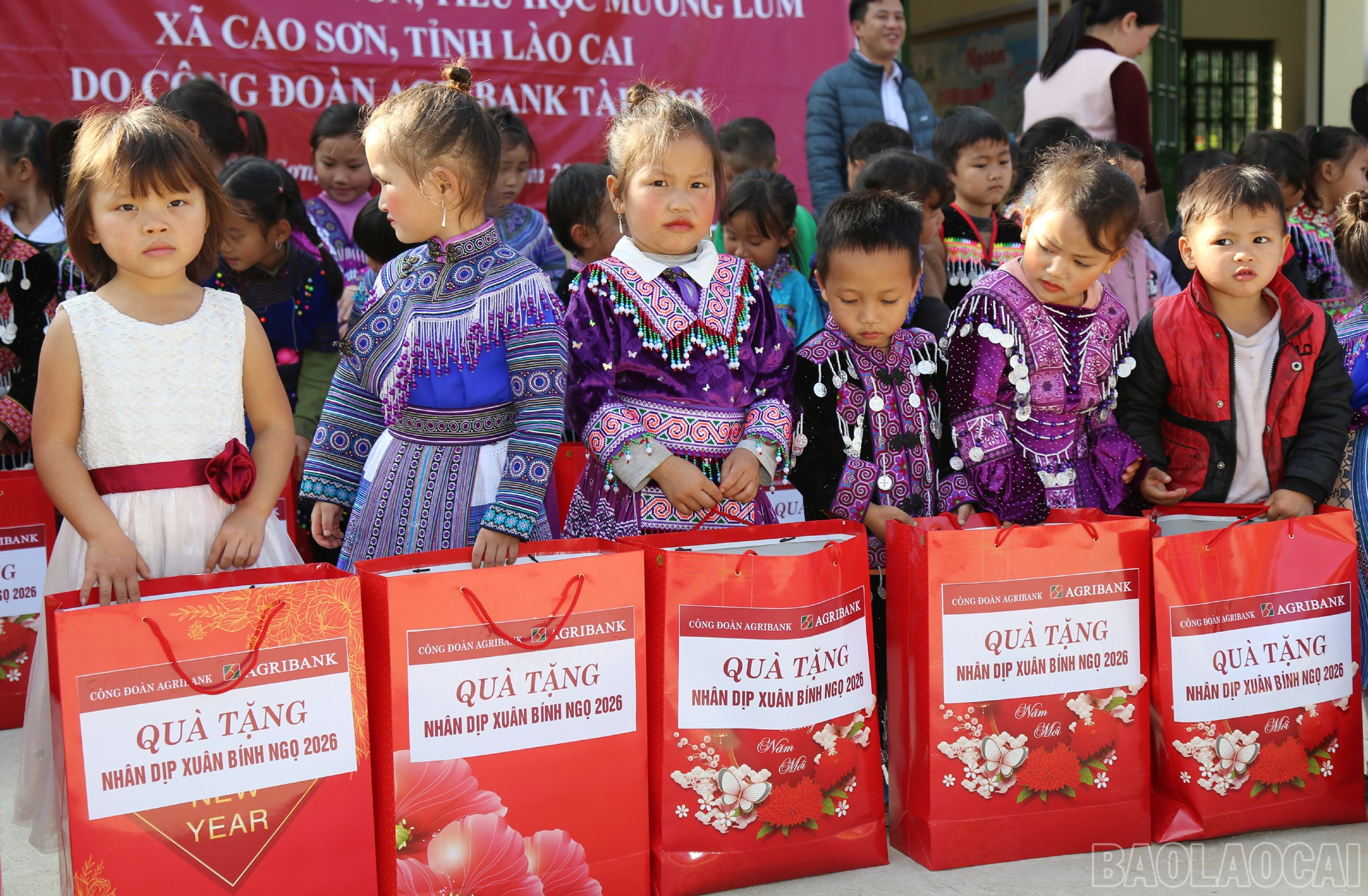 Quà Tết của Agribank Chi nhánh Lào Cai II được trao cho học sinh vùng cao Cao Sơn.