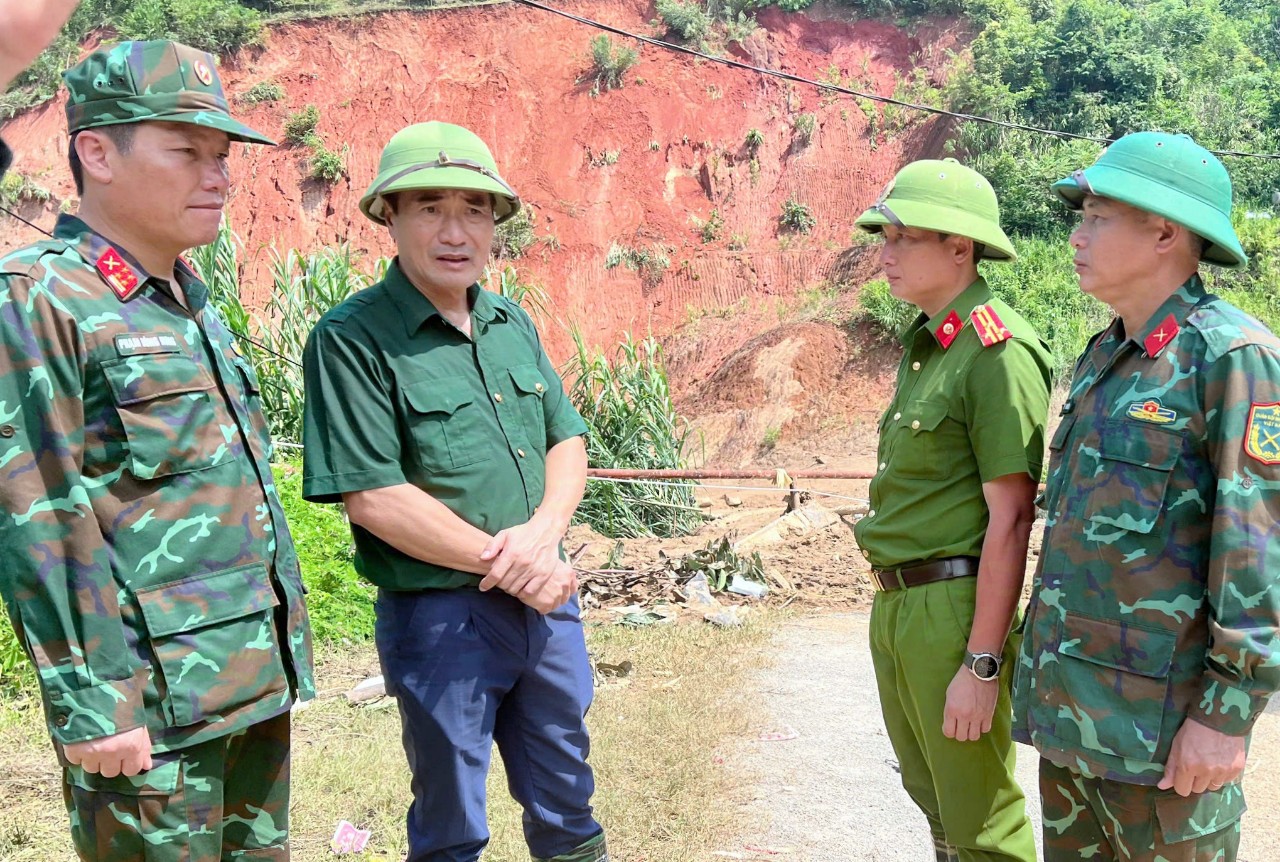 Thượng tá Hoàng Thượng Hải, Phó Trưởng Công an huyện Bắc Hà báo cáo tình hình công tác cứu nạn, tìm kiếm tại hiện trường. C8.jpg