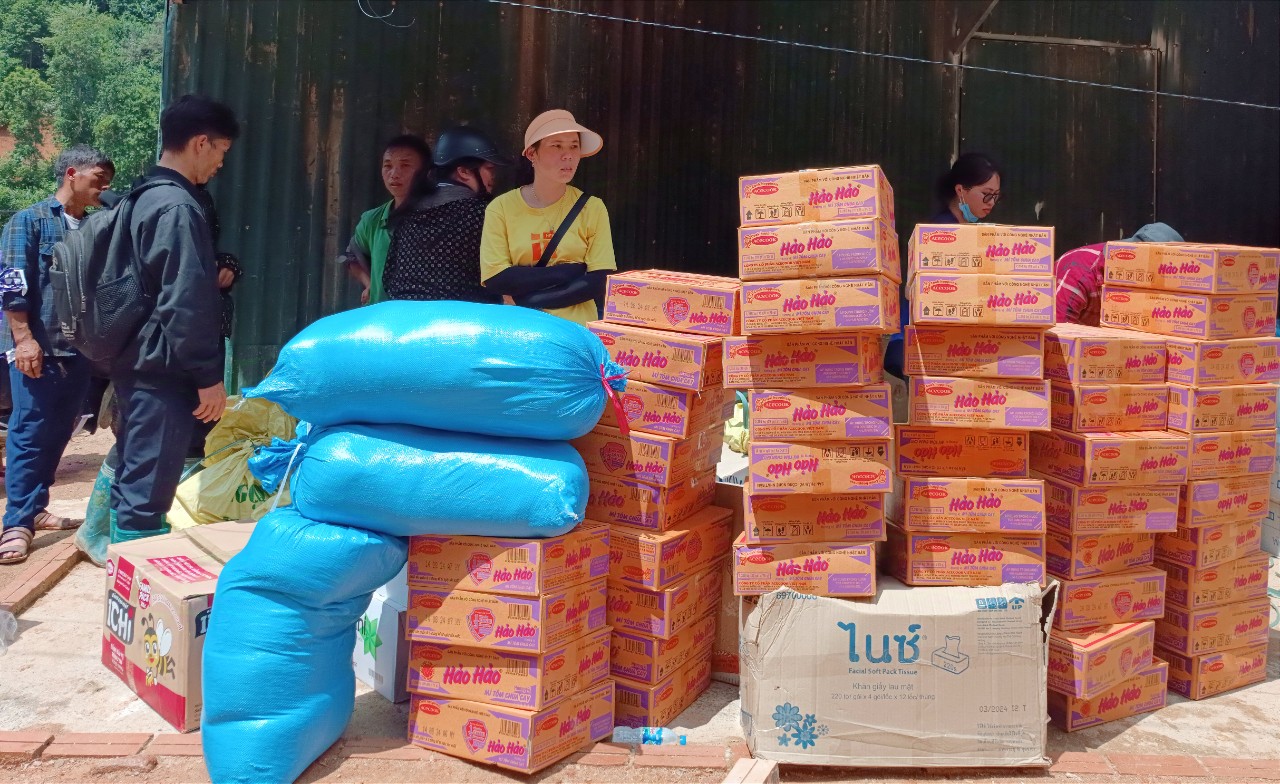 Nhiều tổ chức, nhà hảo tâm đã chia sẻ và hỗ trợ người dân vùng thiên tai Bắc Hà bằng lương thực, thực phẩm. T33.jpg