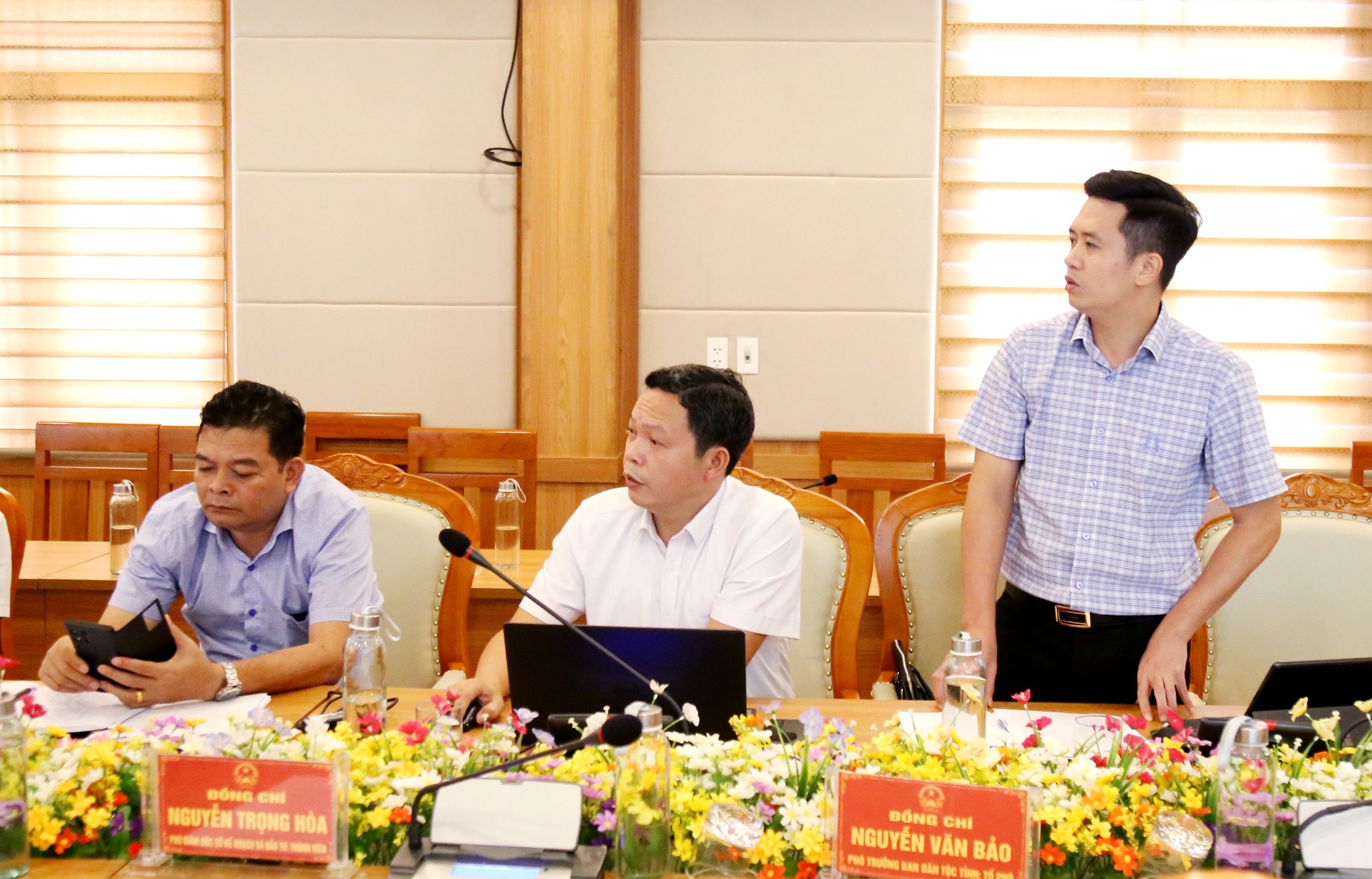 Đại diện các phòng, ban của huyện Bát Xát báo cáo về công tác giải phóng mặt bằng các dự án. bx7-5890.jpg