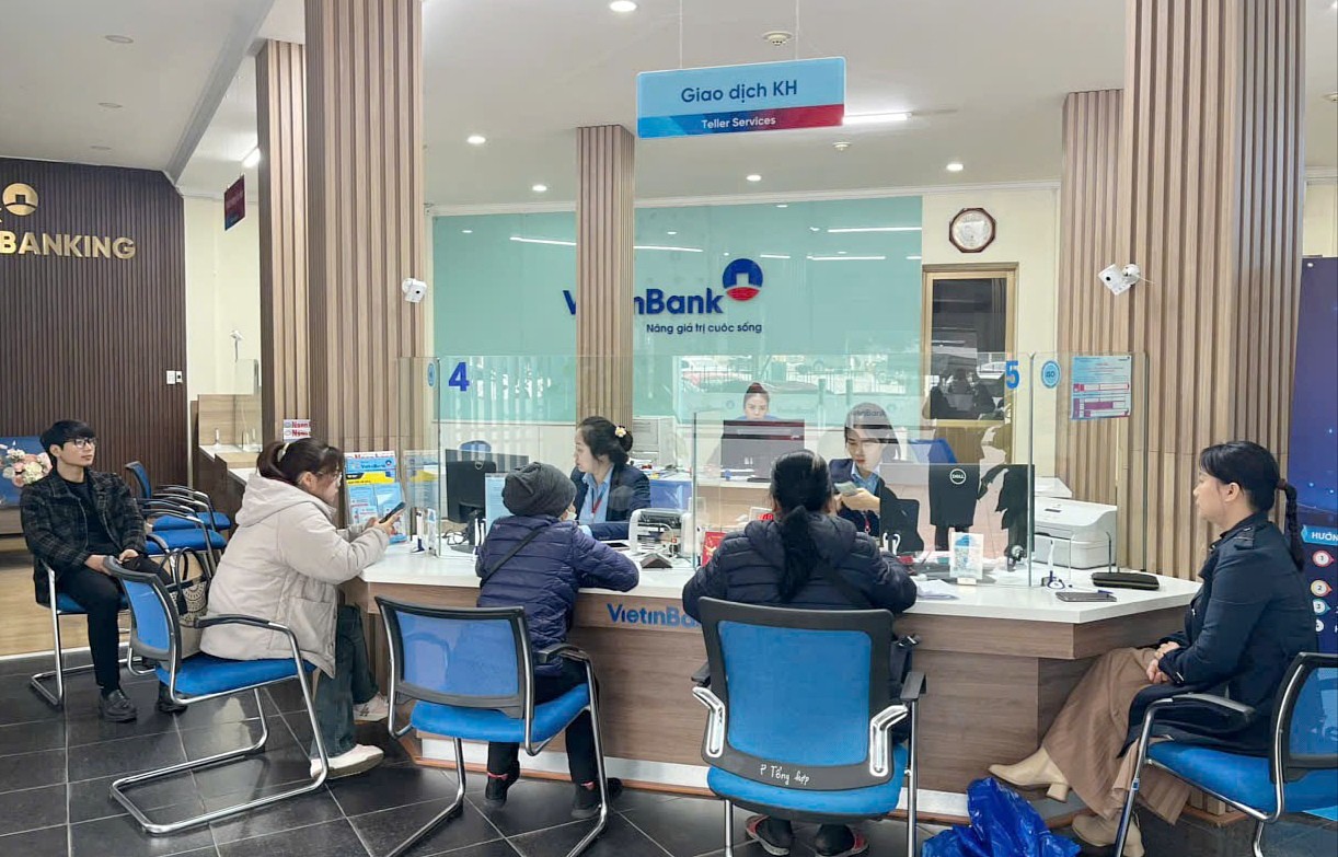 Khách hàng giao dịch tại VietinBank Lào Cai. t5.jpg