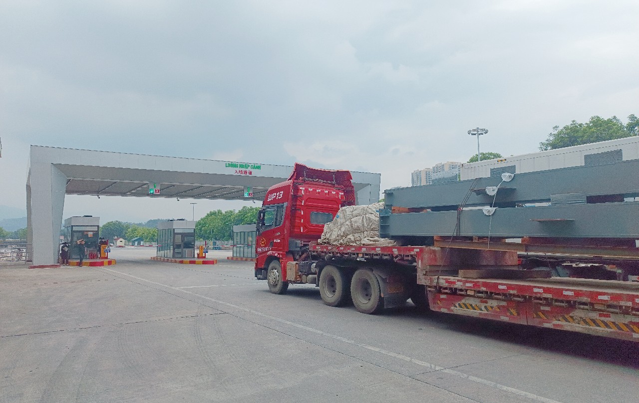 Thiết bị, máy móc nhập khẩu qua Cửa khẩu Quốc tế đường bộ số II Kim Thành. b1.jpg