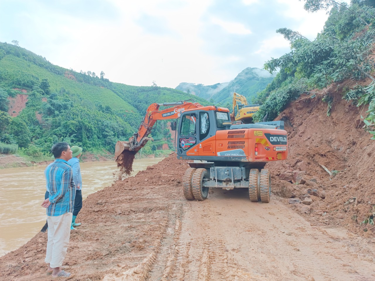 Các đơn vị tập trung nhân lực đẩy nhanh tiến độ khắc phục tạm thời hạ tầng giao thông. 10.jpg