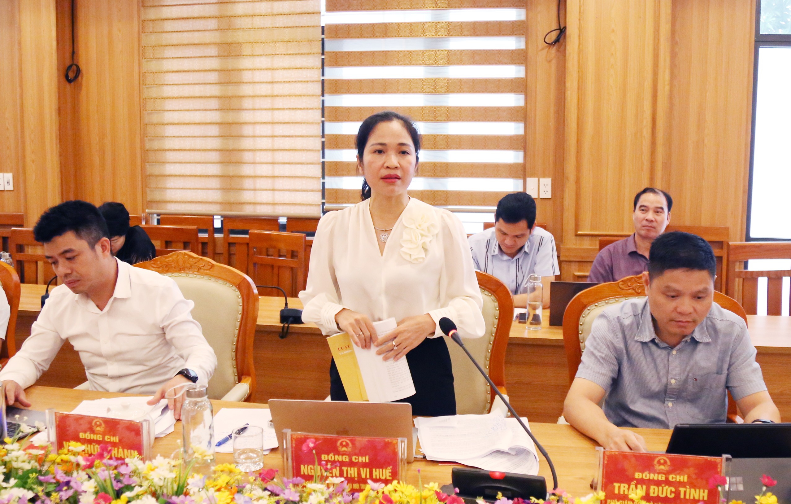 Lãnh đạo Sở Tài nguyên và Môi trường tỉnh Lào Cai trả lời các kiến nghị của huyện. bx3-3652.jpg
