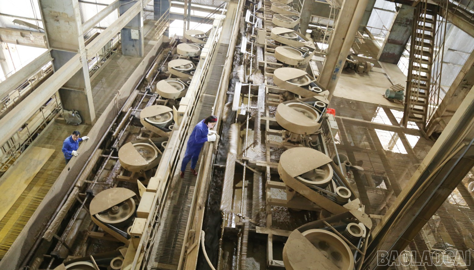 Công nhân các Nhà máy Tuyển quặng apatit thuộc Công ty TNHH Một thành viên Apatit Việt Nam miệt mài với công việc của mình. baolaocai-br_c4.jpg