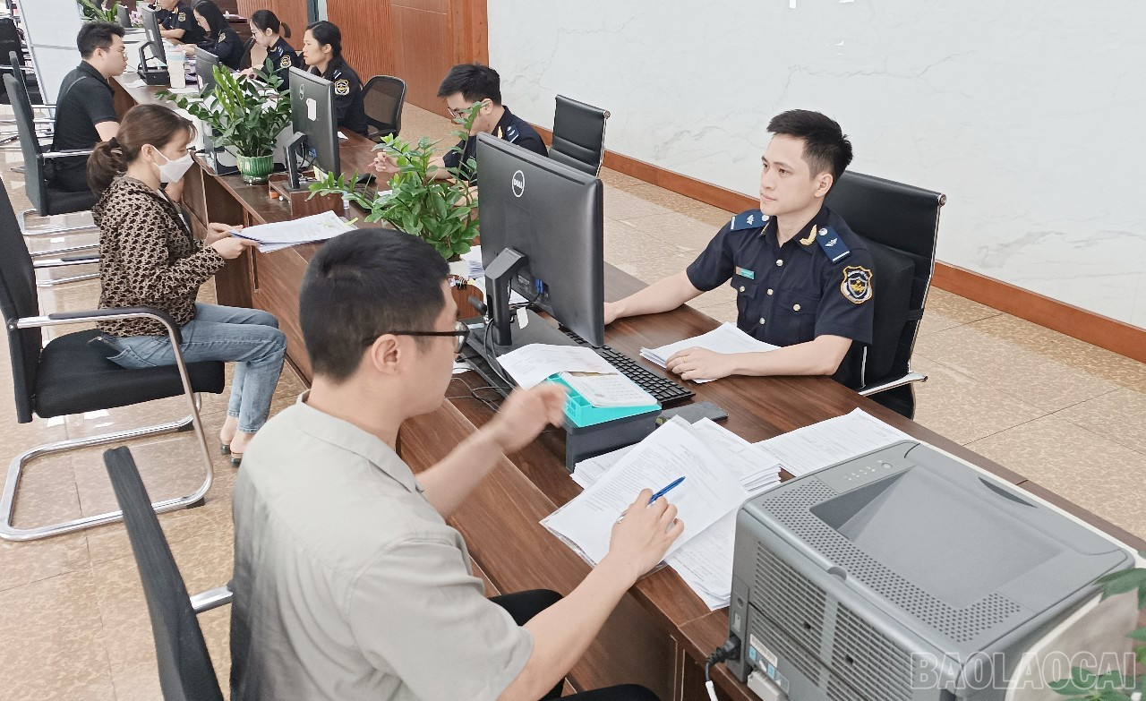 Lực lượng hải quan giải quyết thủ tục xuất - nhập khẩu hàng hoá cho doanh nghiệp. baolaocai-br_v1.jpg