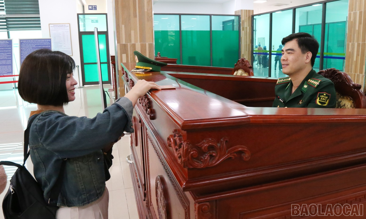 Khách du lịch và người dân làm thủ tục xuất - nhập cảnh. baolaocai-br_ck4.jpg