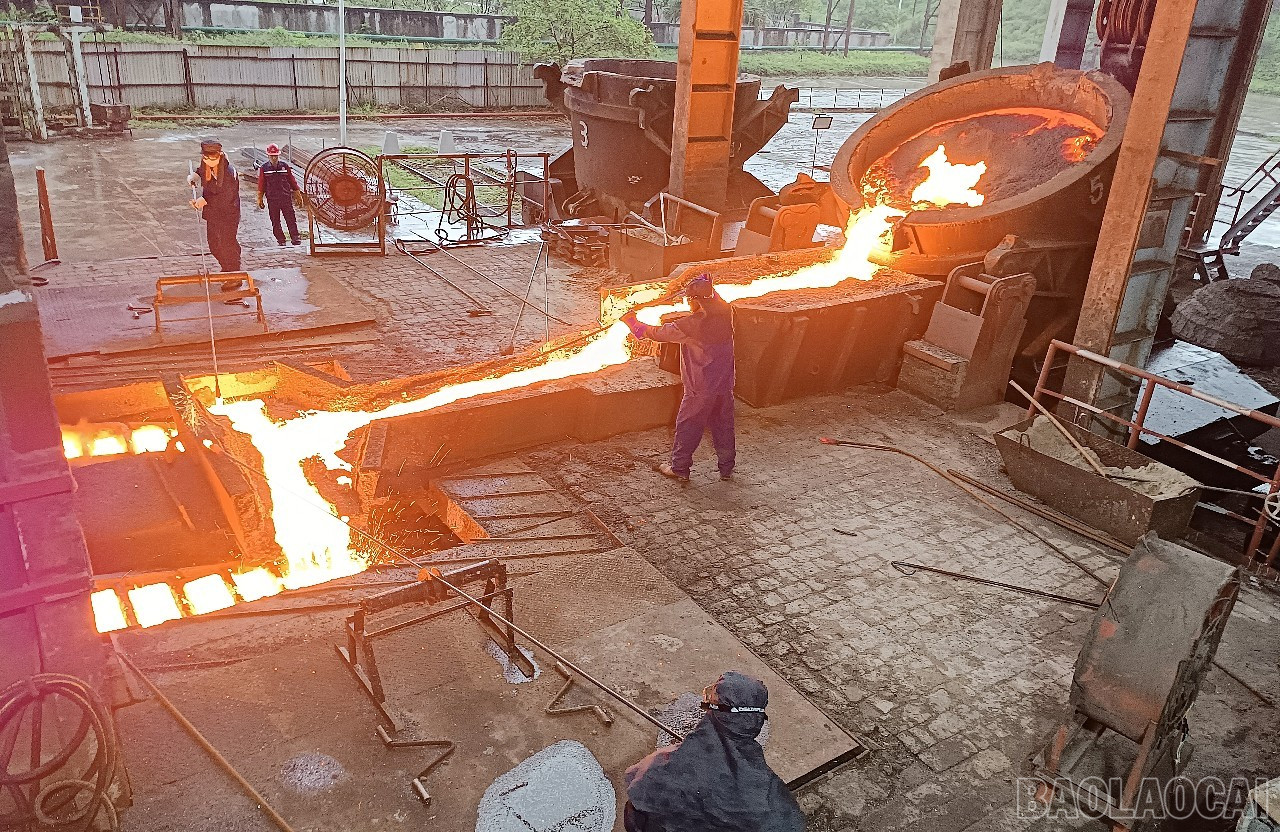 Các công nhân, kỹ sư Nhà máy Gang thép Lào Cai làm việc xuyên kỳ nghỉ lễ. baolaocai-br_c.jpg