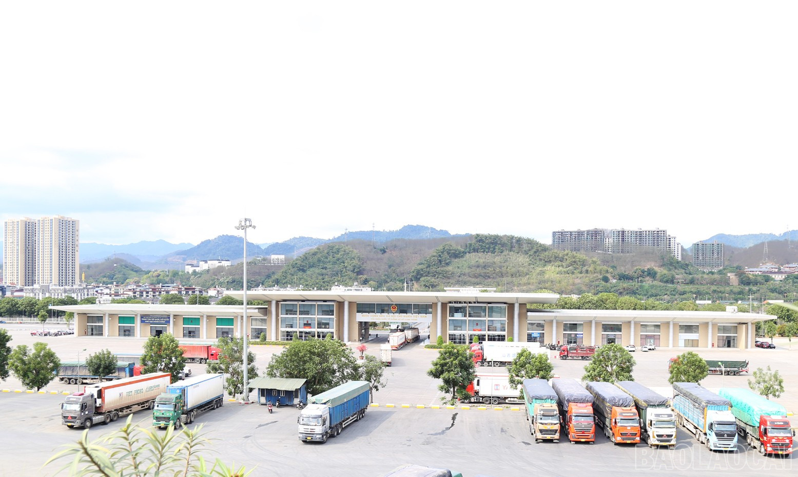 Hàng hóa được thông quan, vận chuyển nhanh chóng, thuận lợi. baolaocai-br_v2.jpg