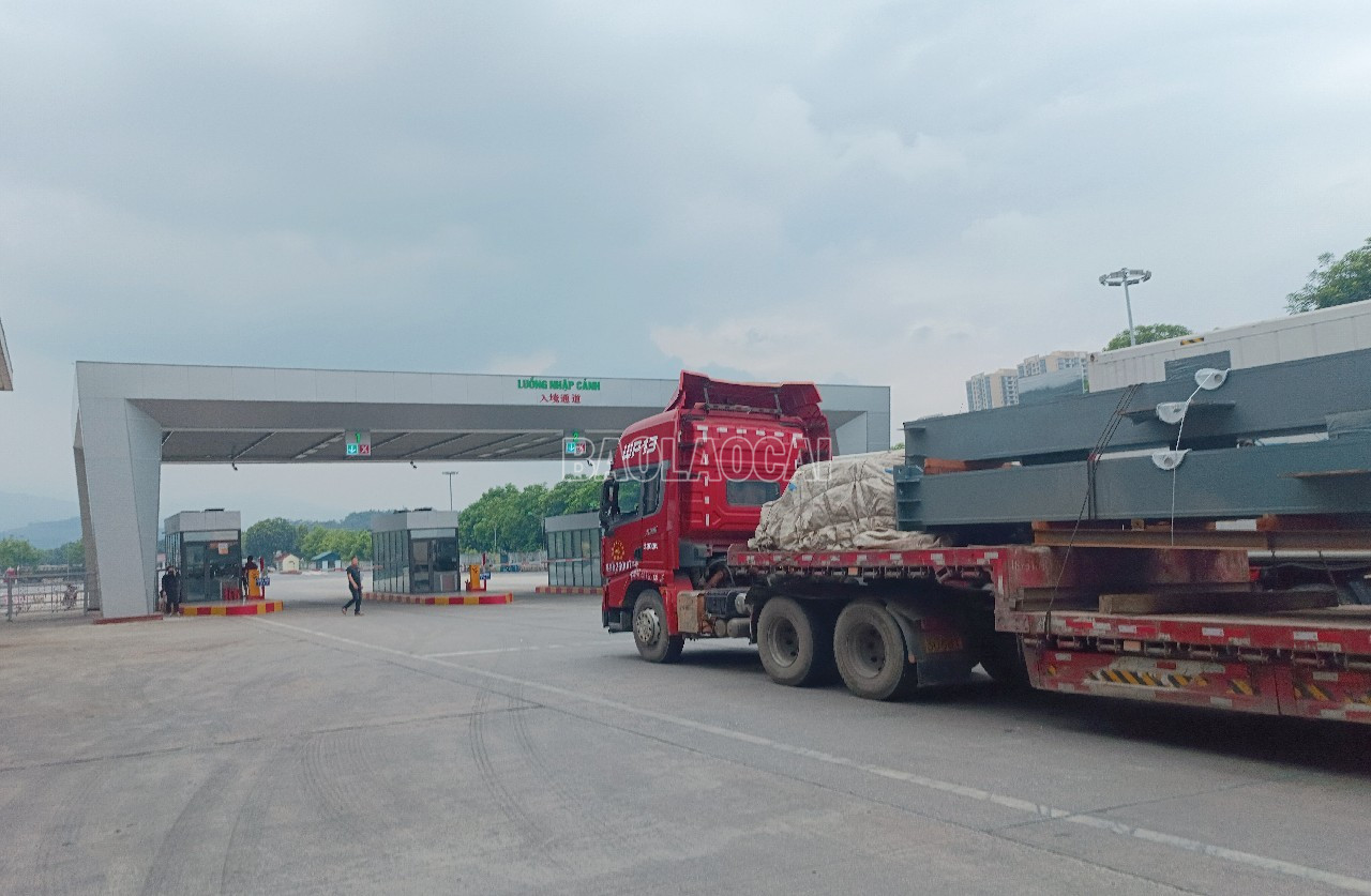 Hoạt động nhập khẩu hàng hóa tại Cửa khẩu Quốc tế đường bộ số II Kim Thành. baolaocai-c_a4.jpg