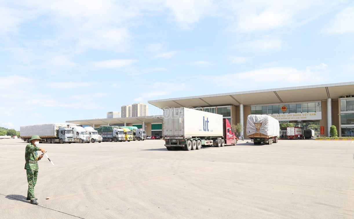 Hoạt động xuất - nhập khẩu hàng hóa tại Cửa khẩu Quốc tế đường bộ số II Kim Thành. baolaocai-c_a10.jpg