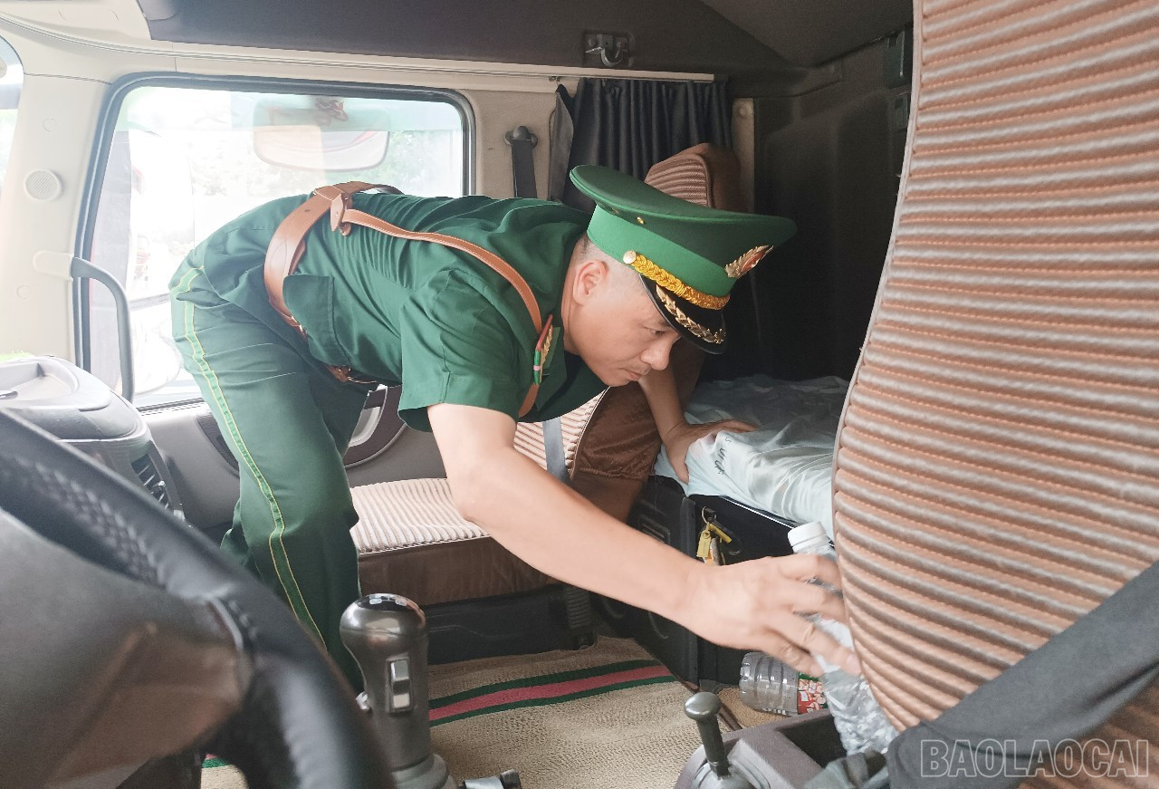 Lực lượng biên phòng kiểm tra phương tiện tại Cửa khẩu Quốc tế đường bộ số II Kim Thành. baolaocai-br_a2.jpg